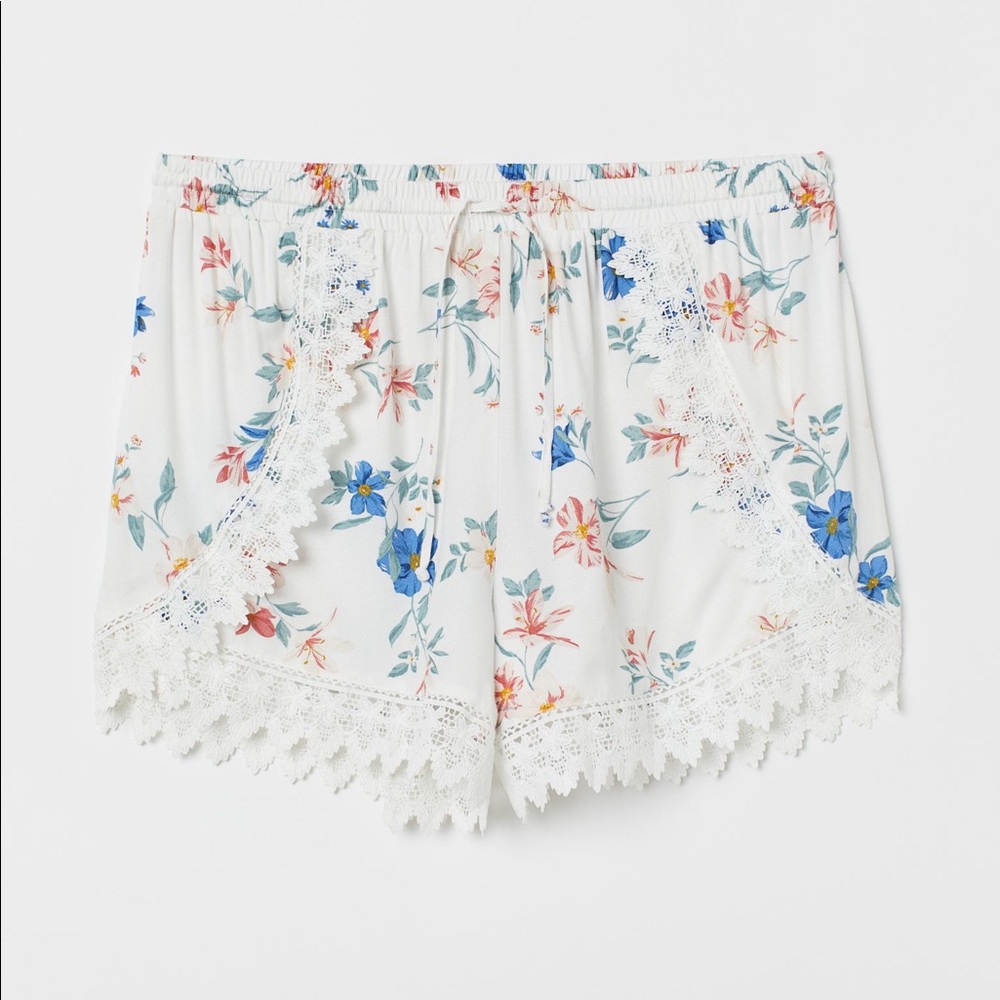 H&M+ Lace-Trimmed Floral Shorts — NWT!